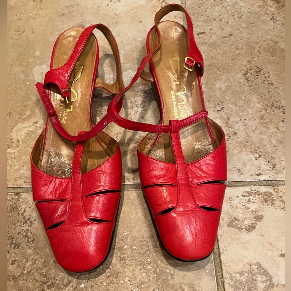 Vintage De Mura - 9 Narrow Red 1 inch closed strap sandal Leather-made in Italy